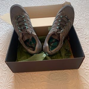 New Eddie Bauer Women’s Hikers Size 9